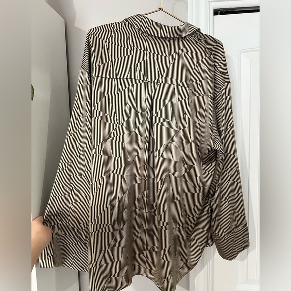 Gold and black print blouse, size large never worn new - Picture 2 of 4